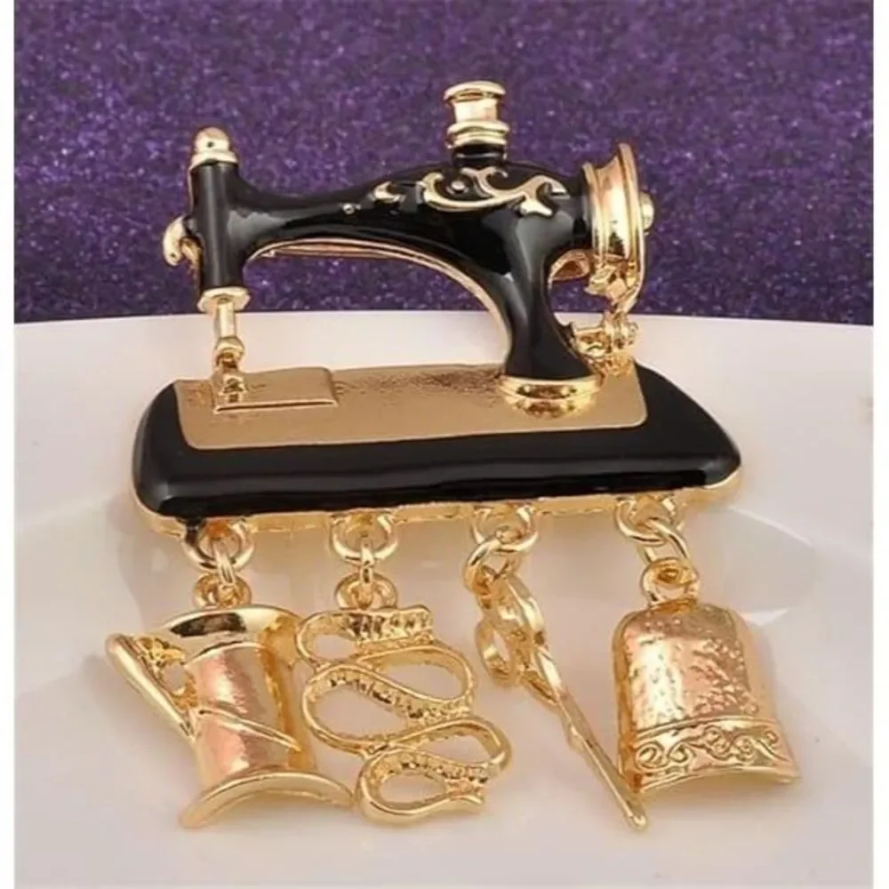 Vintage Sewing Machine Brooch Zinc Alloy Jewelry Pin 1.5-inch Gold Black Gift
